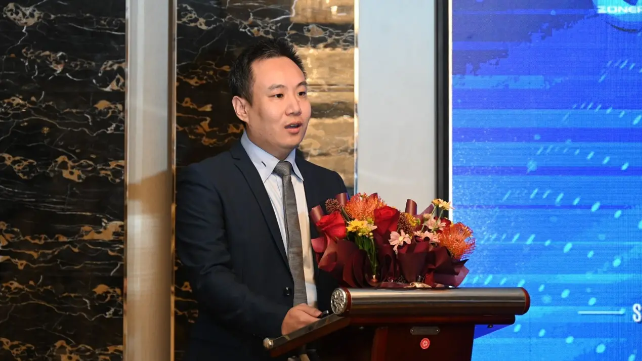 Lin Chen, technischer Direktor von Assos olar, hielt bei der Unterzeichnung zeremonie eine Rede